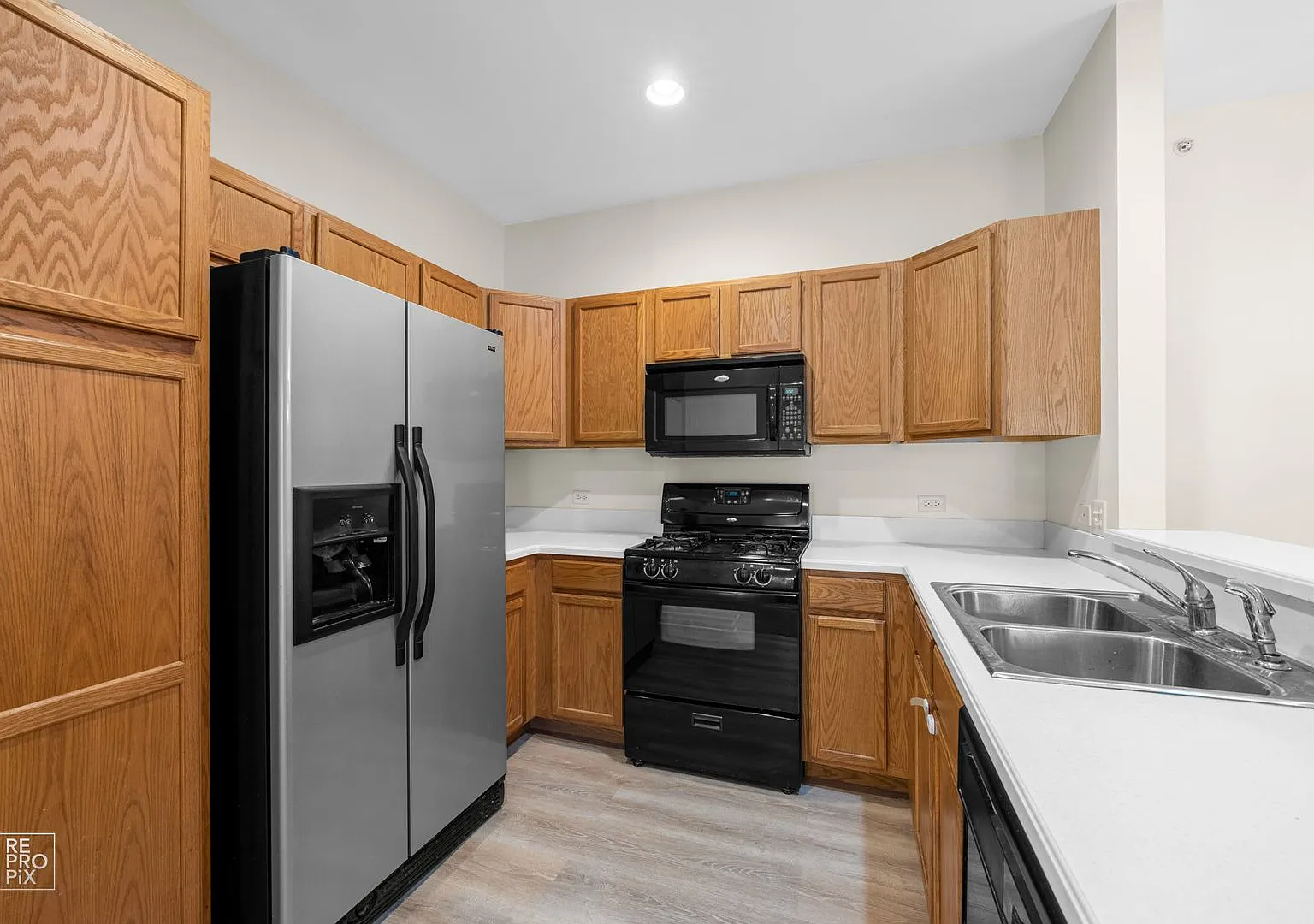 Cambridge Lakes Second Floor Condo — Photo 2