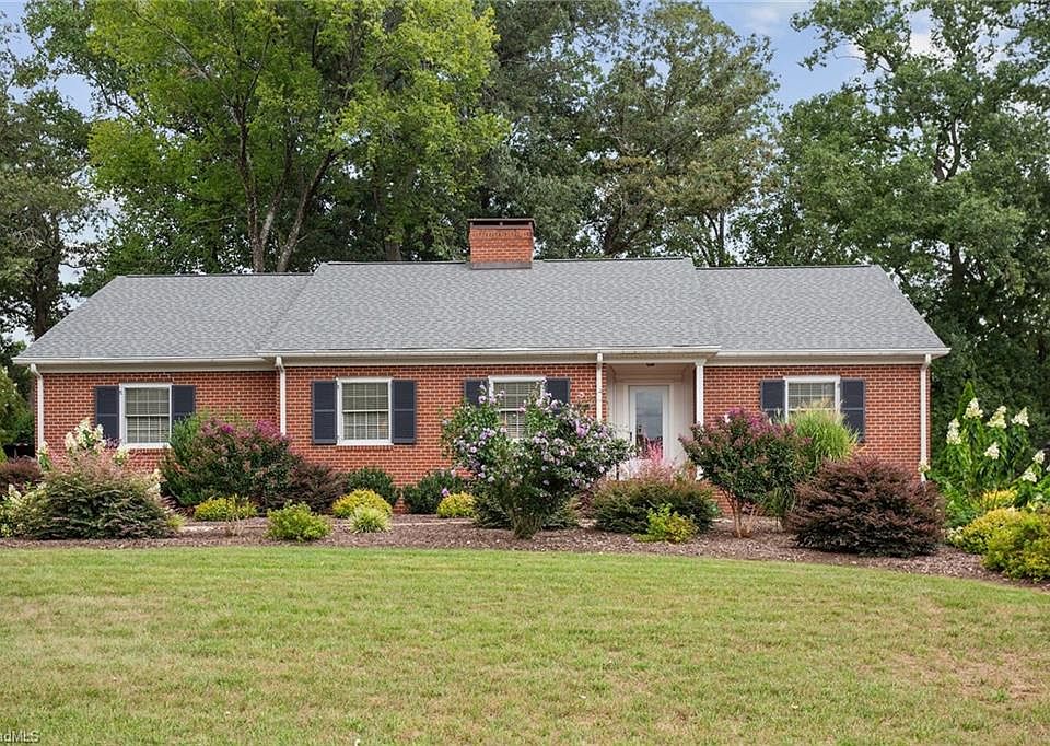 1st image of 104 Knollwood Dr