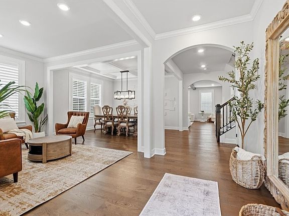 3rd image of 319 Crest Ln