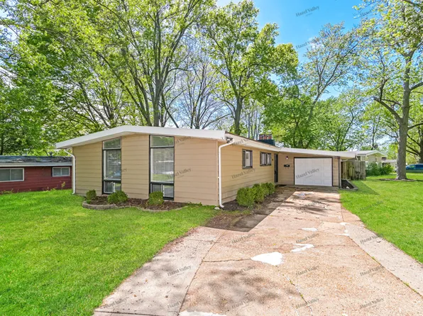 890 Saint Anthony Ln, Florissant, MO 63033