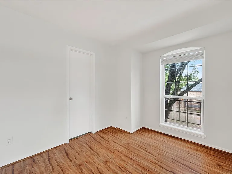 500 N Post Oak Ln — Photo 33