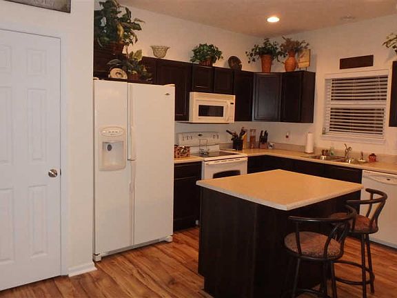 4th image of 2805 Queencastle Dr