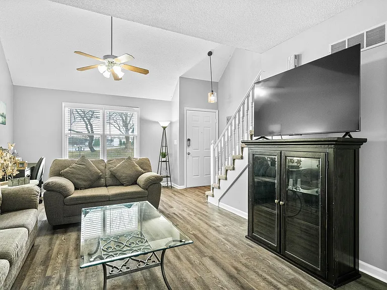 910 E Summit St — Photo 12