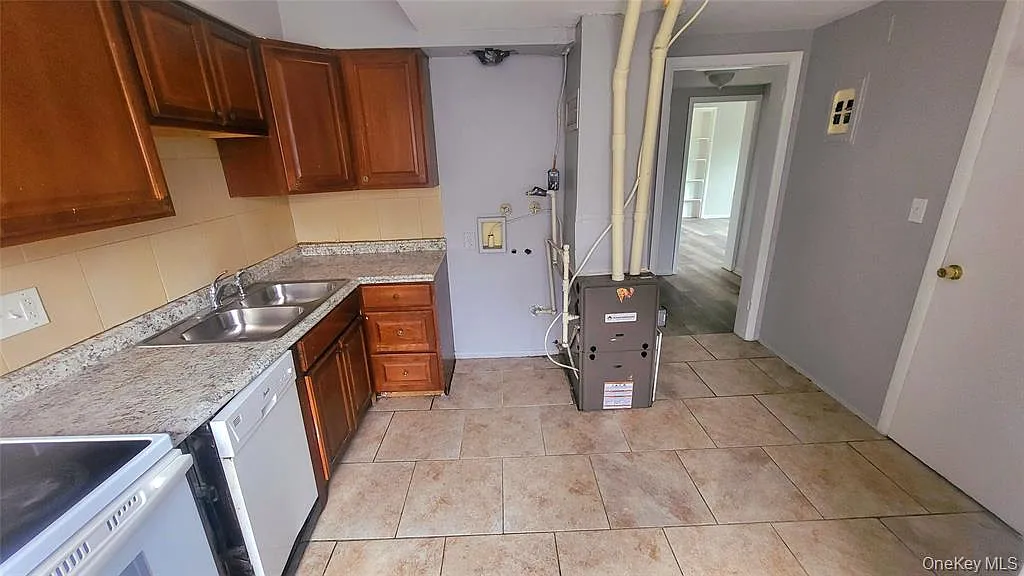 3 bed, 864 sqft, $2,100 — Photo 4