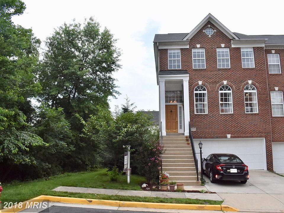 Welcome Home - End-Unit 4 bedroom 3.5 Bathrooms