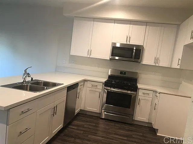 3 bed, 2.5 bath, 1392 sqft, $3,800 — Photo 2
