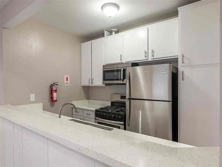 Racquet Club Apartments — Photo 31