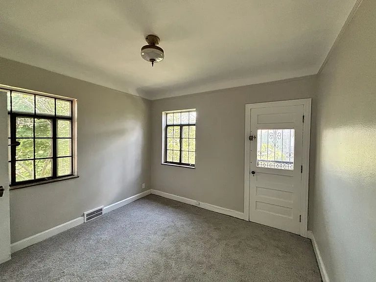 2943 Leslie St — Photo 15