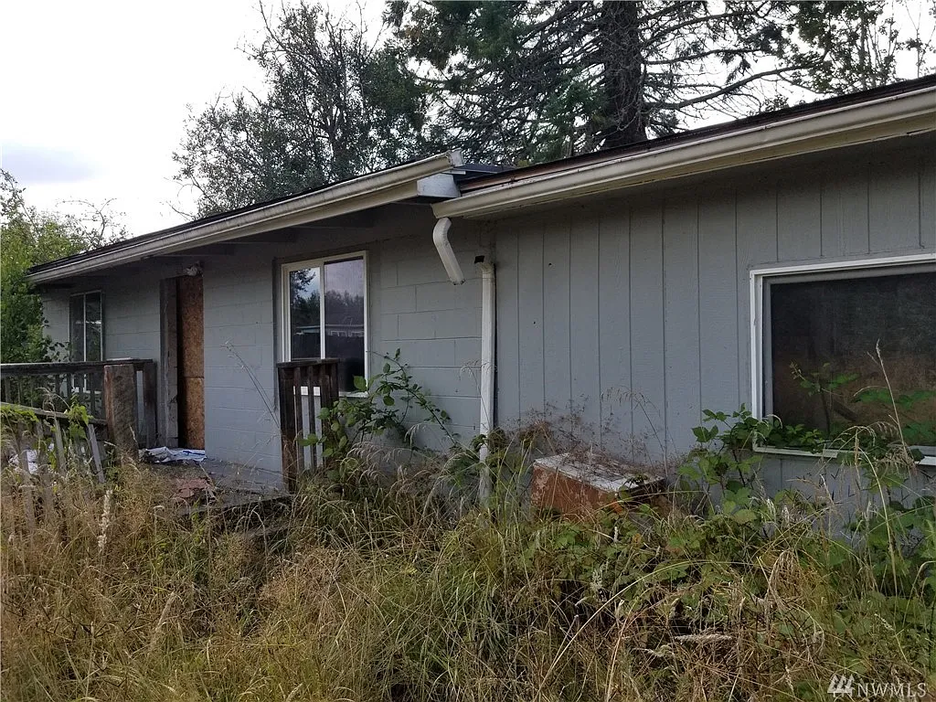 13908 Vickery Ave E photo 1