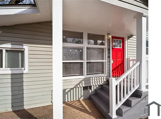 976 McKay Dr SE — Photo 1
