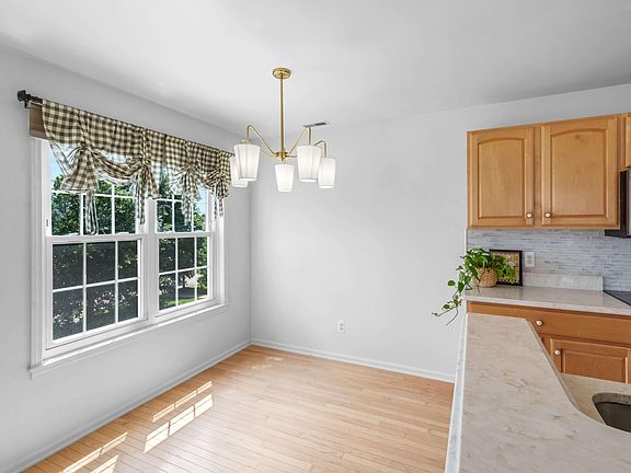 5th image of 2860 Barclay Way