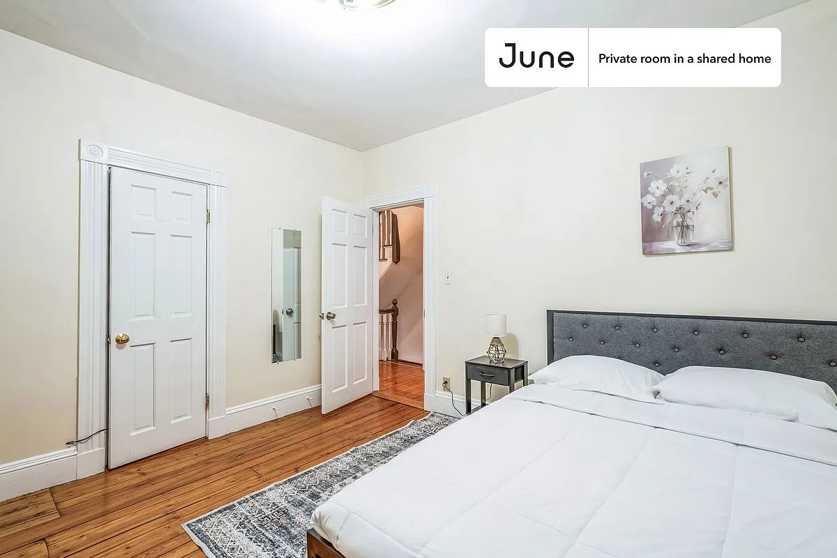 Queen bedroom in 4 bed/1.5 bath home in Somerville #1826 B — Photo 2