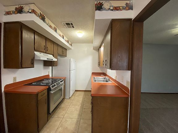 4th image of 2115 W Oak Ave