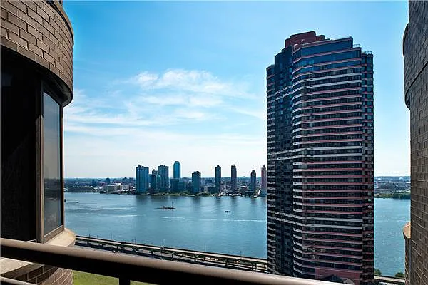 Sold by TNG Nassimi Realty | media 39