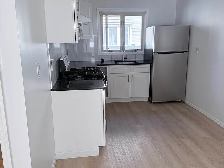 15 Thomas Pl #1 — Photo 1