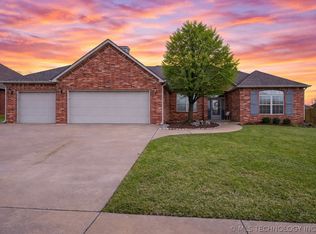 1916 Barnett Pl, Bartlesville, OK 74006