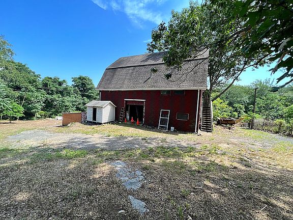2nd image of 25 Twin Hills Dr