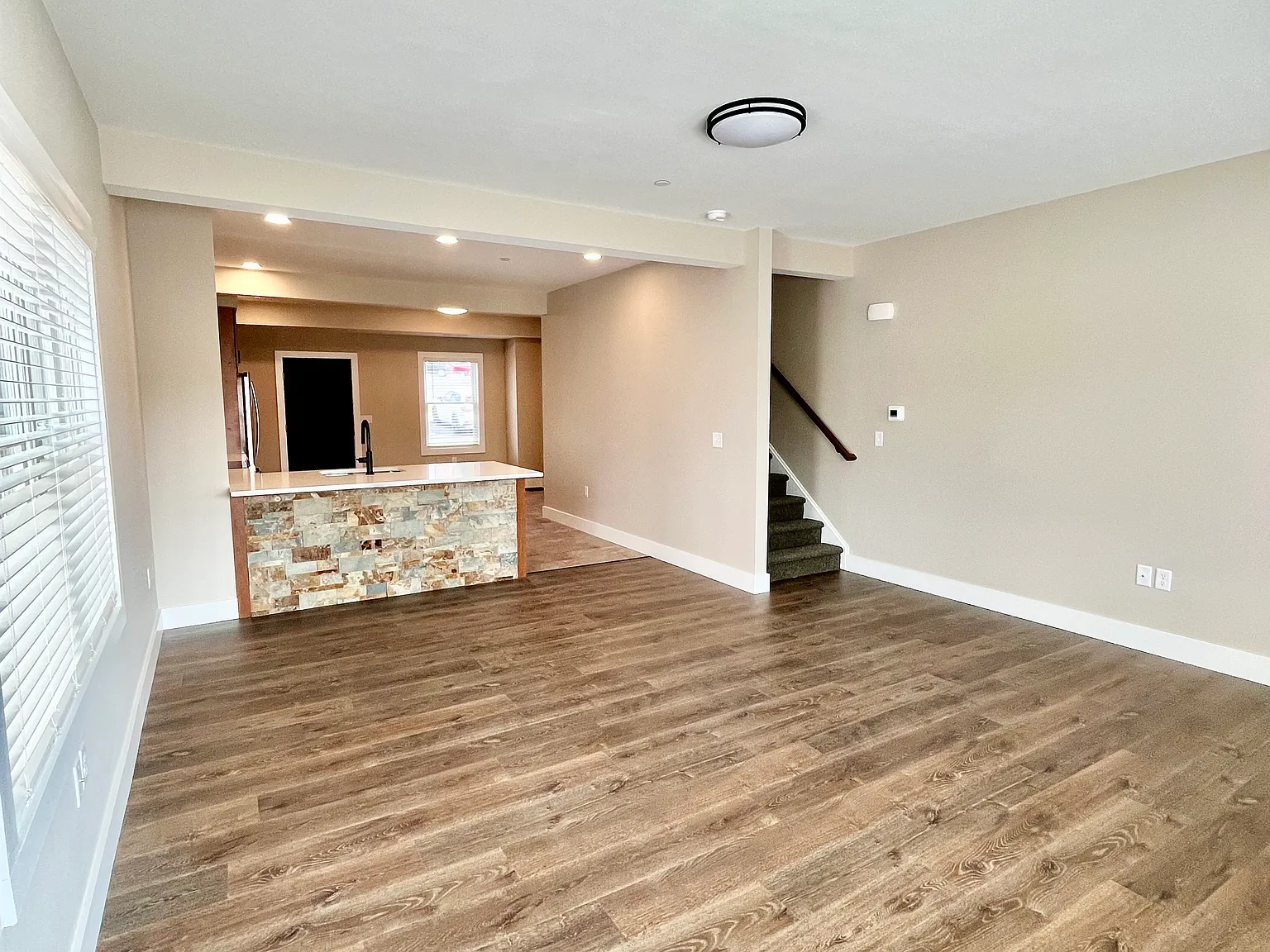 3 bed, 1985 sqft, $1,900 — Photo 3
