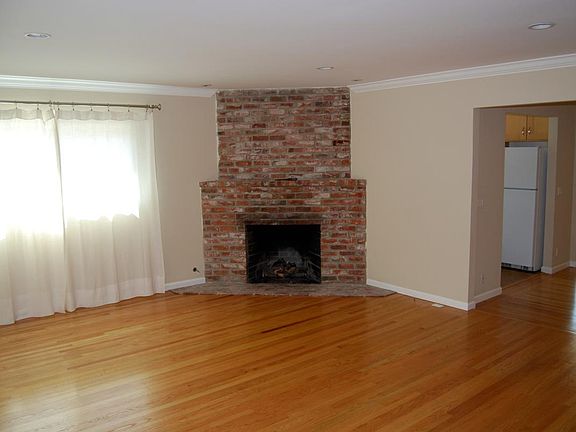 3rd image of 343 Waverley St APT 3
