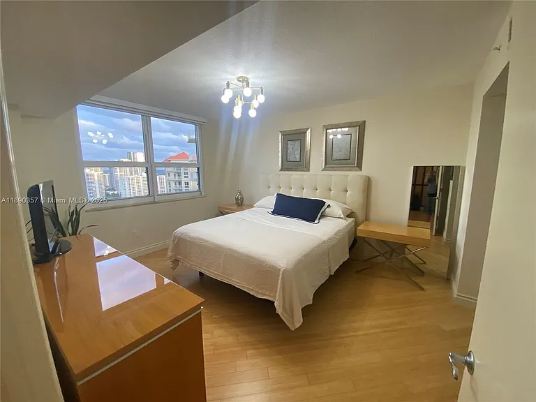 19501 W Country Club Dr #2515 — Photo 8