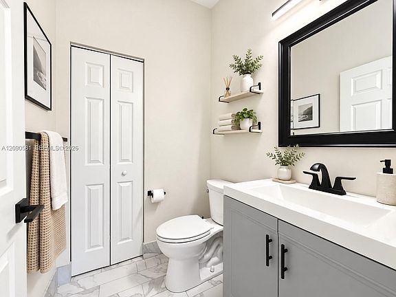 5th image of 2913 S Greenleaf Cir