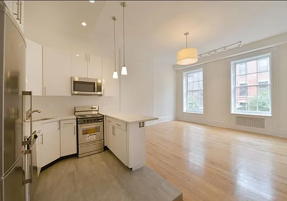 Rented by Buchbinder & Warren | media 2