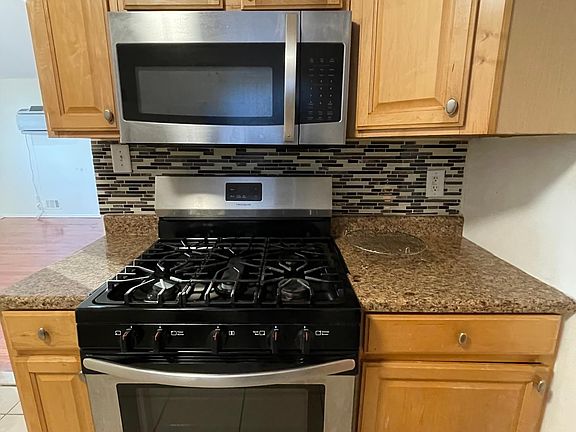 Kitchen (view 2)
