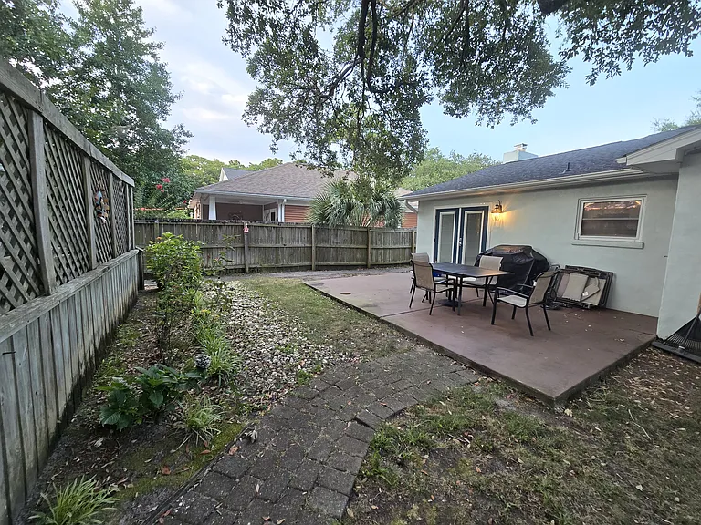 137 NW 3rd St — Photo 21
