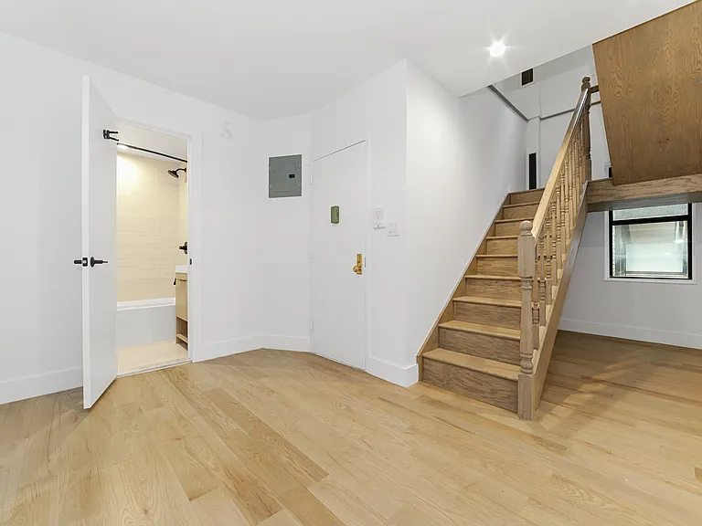 104 8th Ave #PH — Photo 2