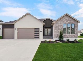 2037 SW Red Barn Ln, Lees Summit, MO 64082
