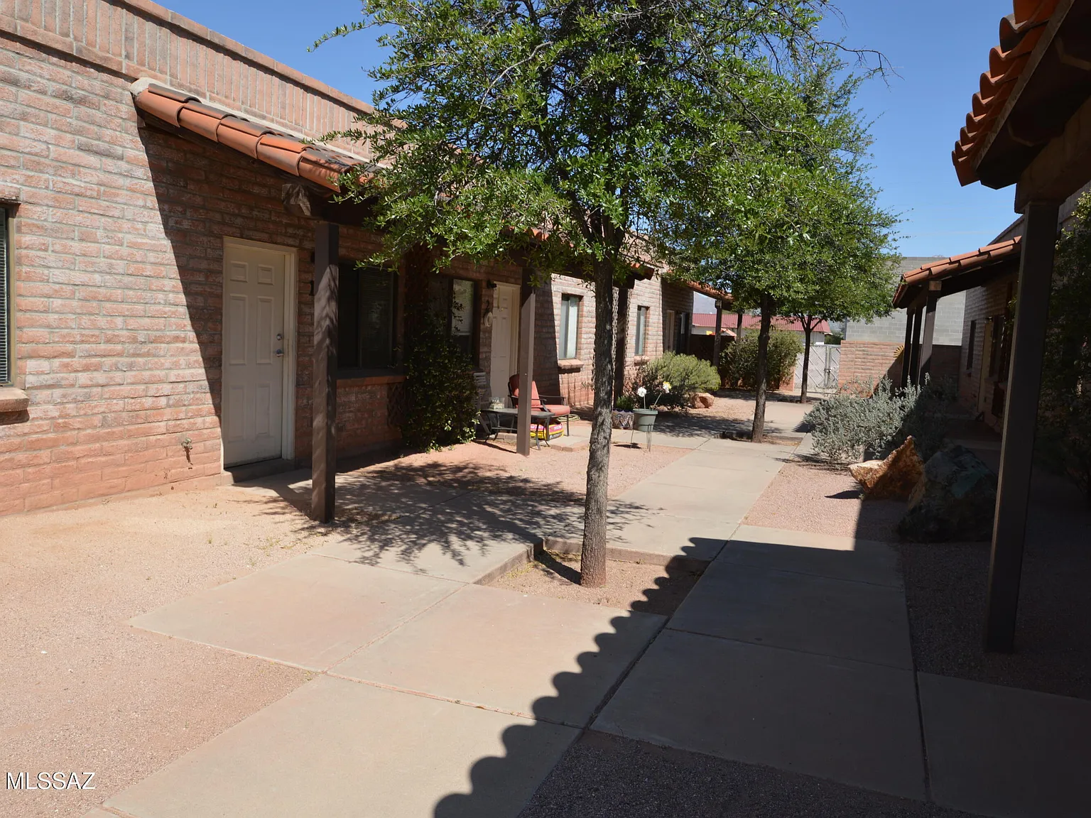 2 bed, 1.0 bath, 868 sqft, $995 — Photo 2