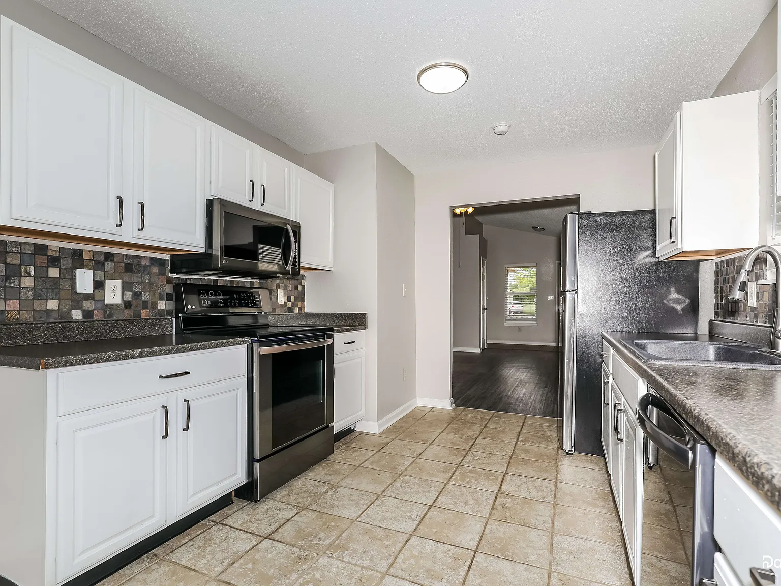 3 bed, 2.0 bath, 1270 sqft, $1,910 — Photo 3