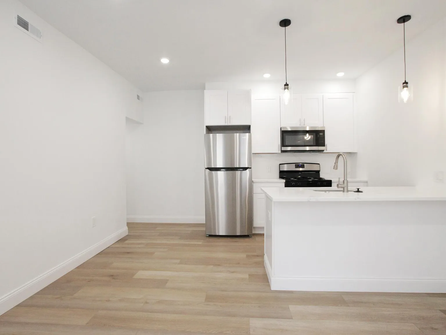 2 bed, 675 sqft, $2,100 — Photo 4