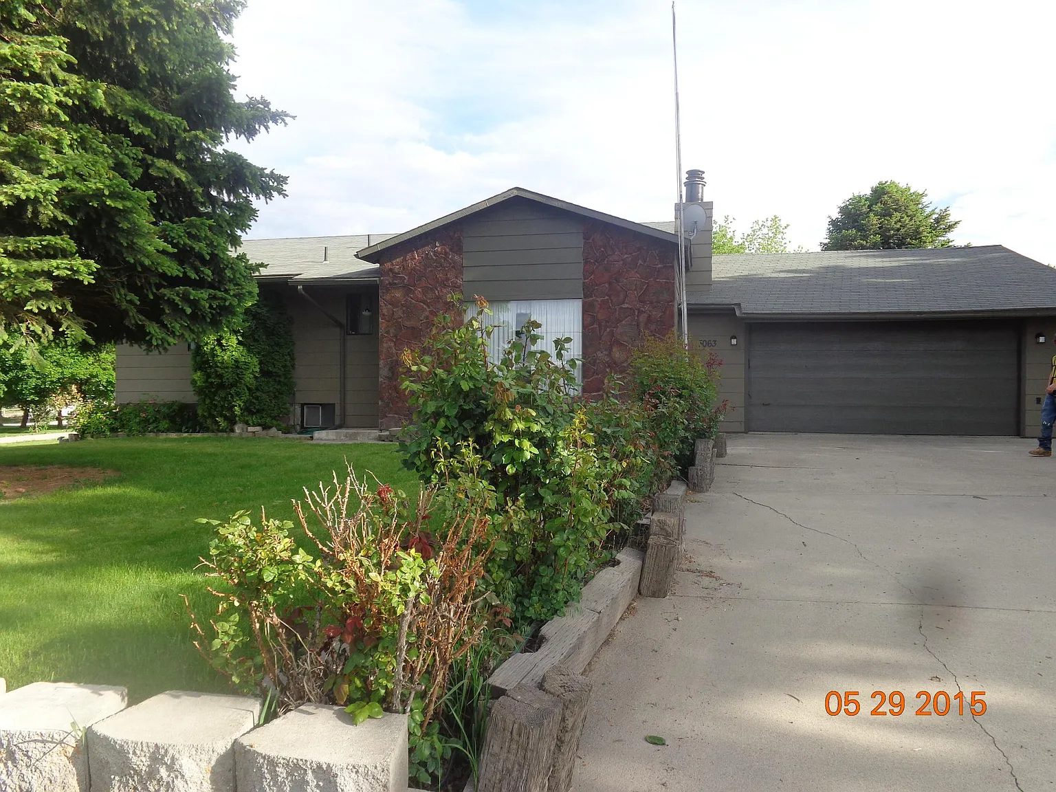 4 bed, 2700 sqft, $2,400 — Photo 1