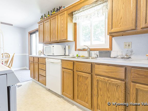 3rd image of 2181 Daylor Dr NE