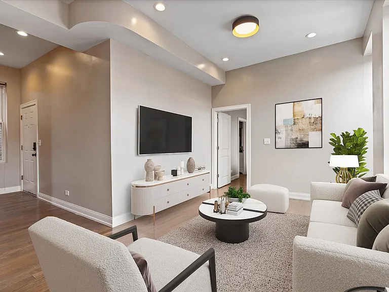 1946 S Racine Ave #3R — Photo 2