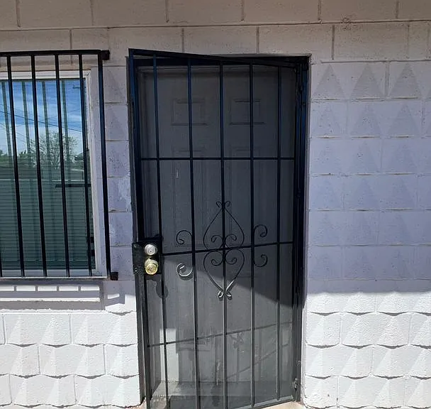 305 Charleston Dr. NE — Photo 2