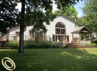 12115 Weiman Dr, Pinckney, MI 48169
