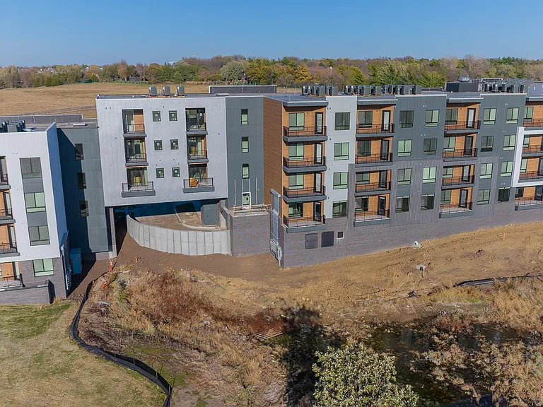 Chateau at Yankee Hill Apartments — Photo 17