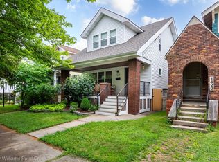 1424 Lakepointe St, Grosse Pointe Park, MI 48230