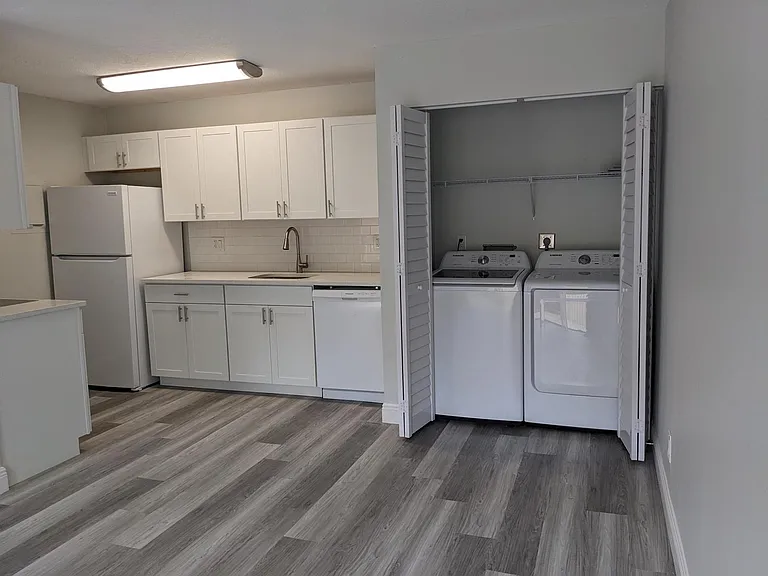 633 Executive Center Dr #L104 — Photo 3