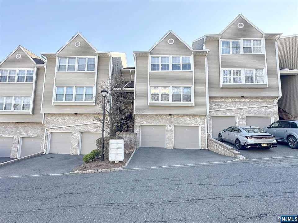 1st image of 586 Windsor Dr