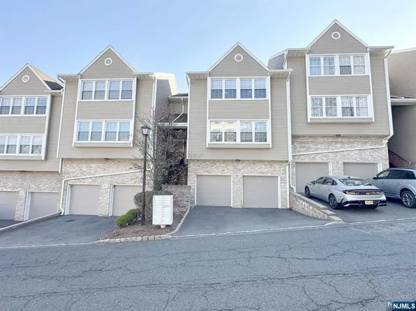 586 Windsor Dr, Palisades Park, NJ 07650