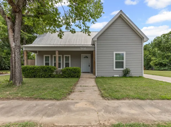 512 E Willingham St, Cleburne, TX 76031
