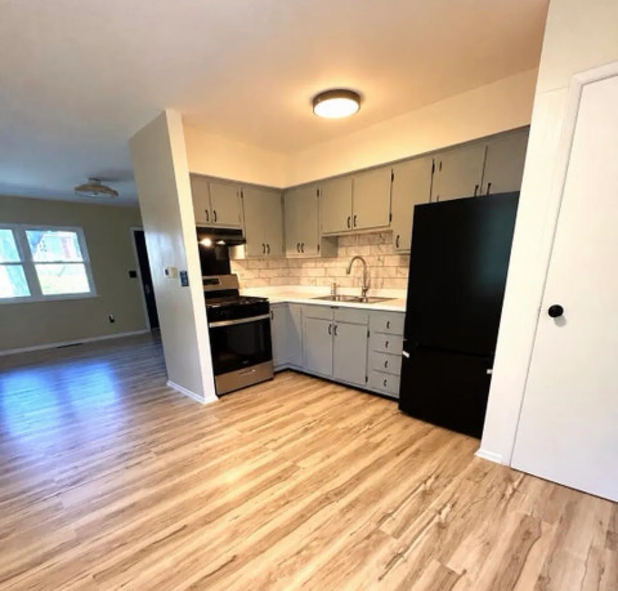 2 bed, 810 sqft, $1,200 — Photo 2