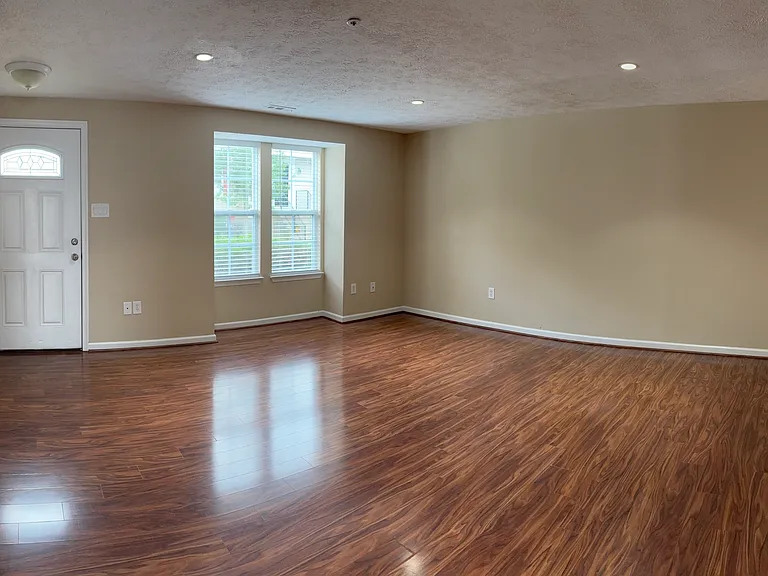 910 Jessicas Ln — Photo 5