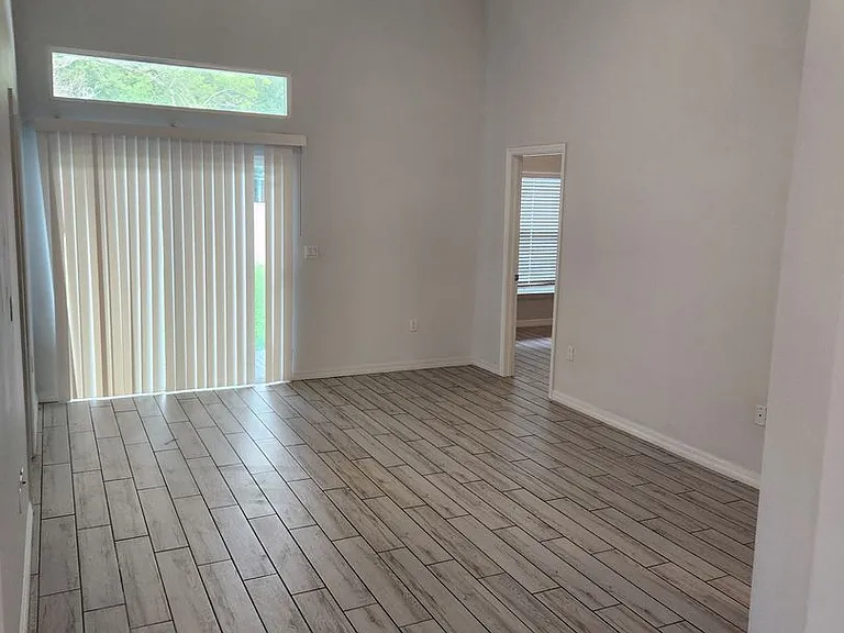 1108 Constantine St — Photo 2