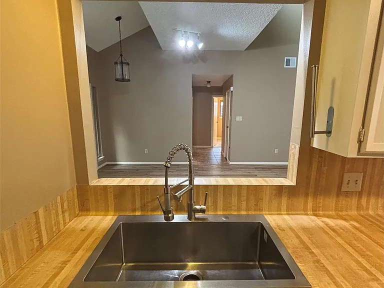 15702 Oxenford Dr — Photo 16
