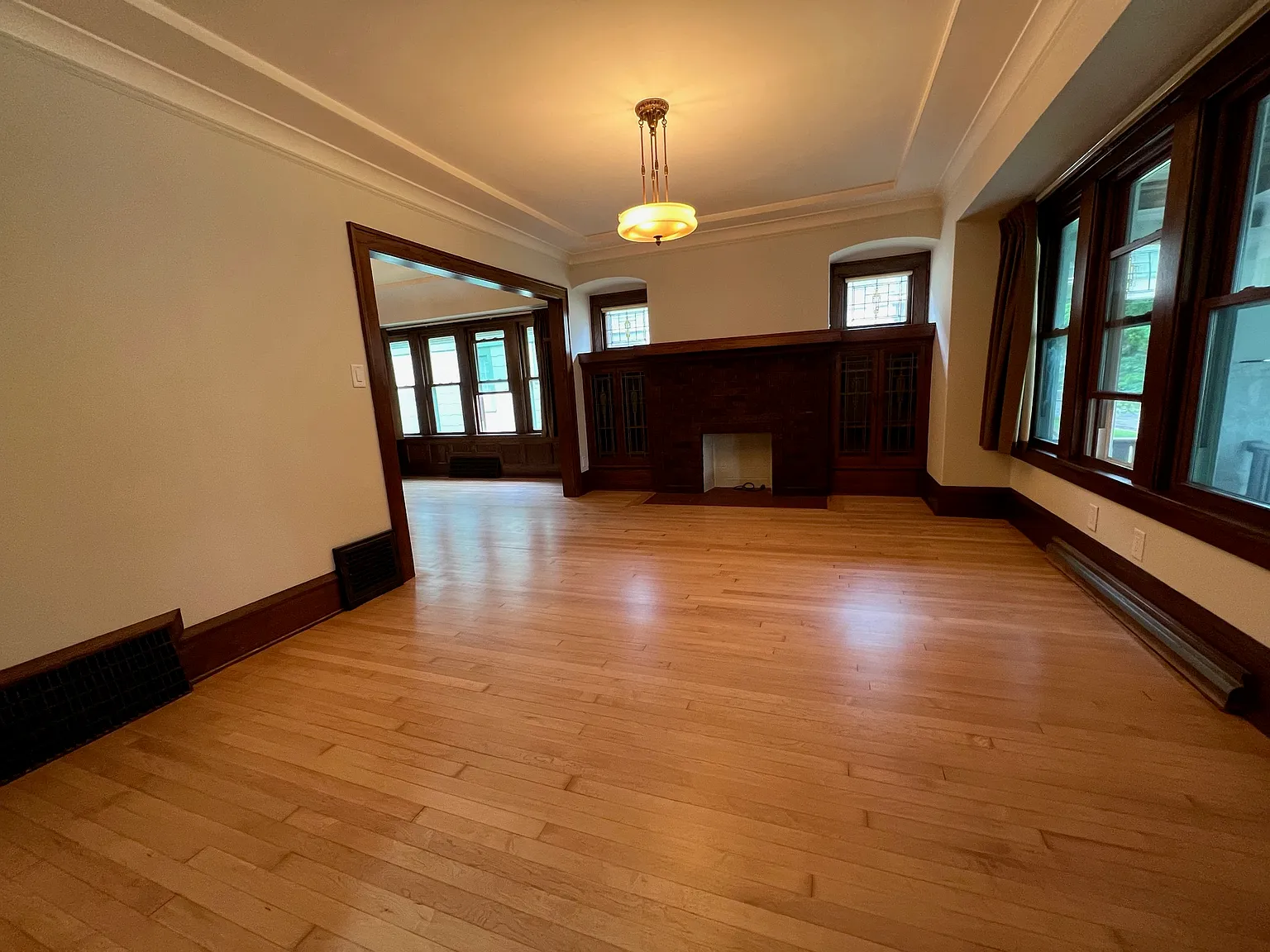 4 bed, 1.5 bath, 1911 sqft, $2,500 — Photo 2
