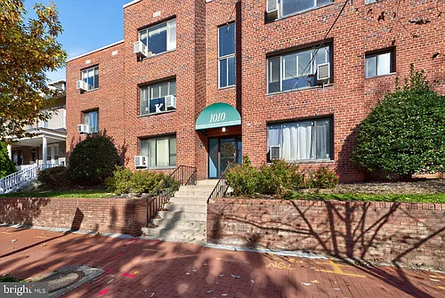 1010 G St NE Photo 1